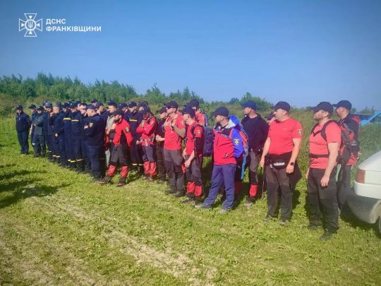 У Прикарпатті сотні рятувальників другу добу шукають зниклу шестирічну дитину (відео)