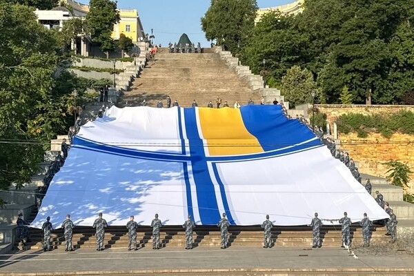 День ВМС Украины: на Потемкинской лестнице в Одессе установили национальный рекорд