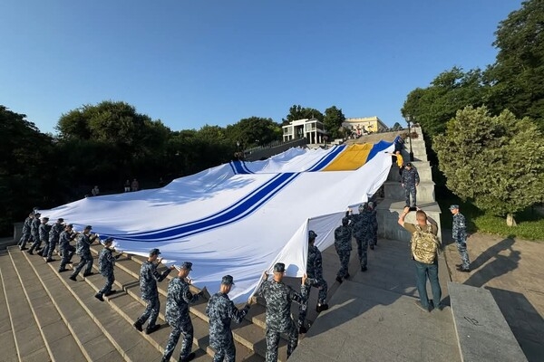 День ВМС Украины: на Потемкинской лестнице в Одессе установили национальный рекорд