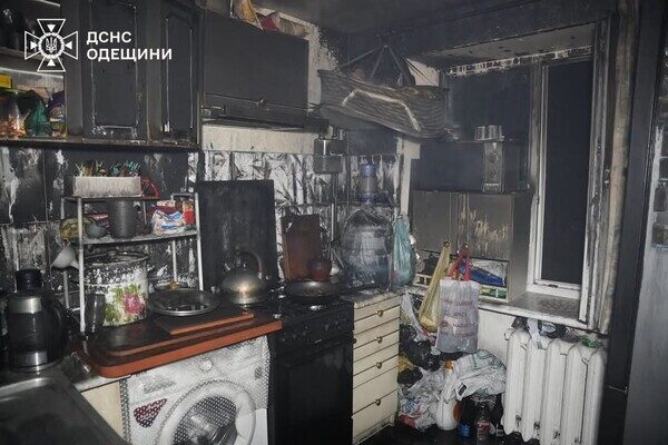 В Одессе из-за замыкания кондиционера вспыхнул пожар в квартире