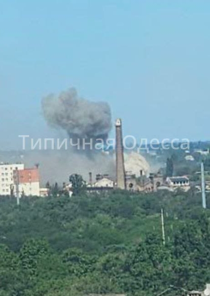 Ворожі безпілотники атакували будівлю ТЦК в Одесі, — ЗМІ (фото, відео)