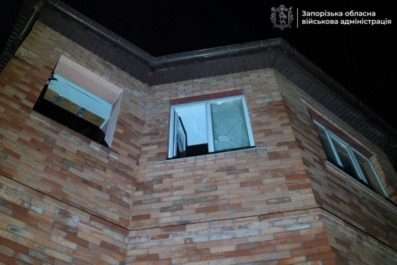 Вночі ворог атакував приватний сектор Запоріжжя: пожежники борються з&nbsp;вогнем (фото, відео)