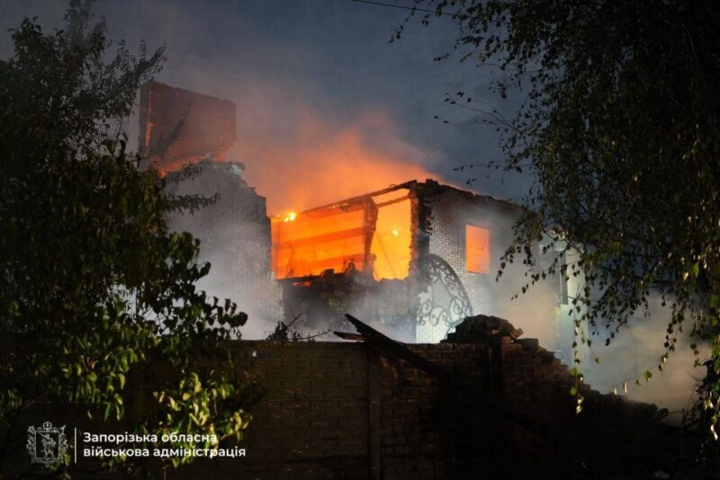 Вночі ворог атакував приватний сектор Запоріжжя: пожежники борються з&nbsp;вогнем (фото, відео)
