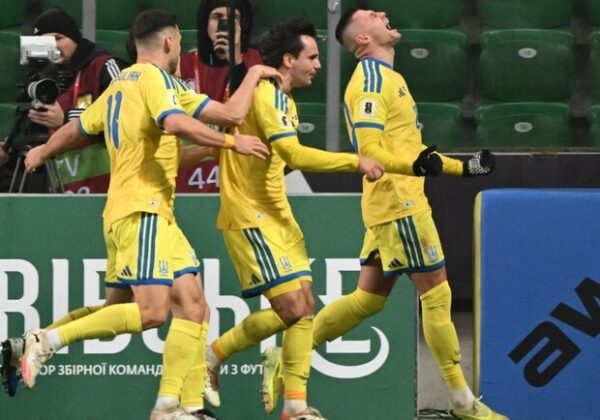 Сборная Украины одолела Исландию и вышла в плей-офф чемпионата мира по футболу Сборная Украины одолела Исландию и вышла в плей-офф чемпионата мира по футболу