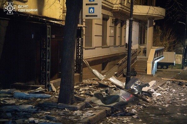 Пожар в доме и повреждение лицея: последствия вечернего обстрела Одессы