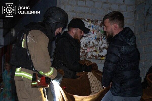 В квартирах заблокировало людей, есть пострадавшие: последствия ночной атаки БпЛА на Одессу (обновлено)