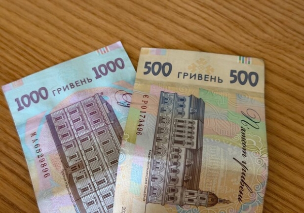 Украинцы получат по 1500 гривен и кэшбек на топливо: Зеленский анонсировал новые программы поддержки