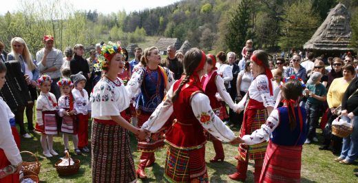 Стародавні звичаї Великодня: освячення кошика, христосування, народні забави та&nbsp;прикмети