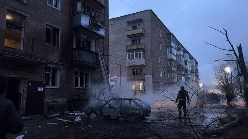 Влучання у&nbsp;багатоповерхівку, горять автівки, є&nbsp;загиблі: росія завдала чергових ударів по&nbsp;Україні (фото)