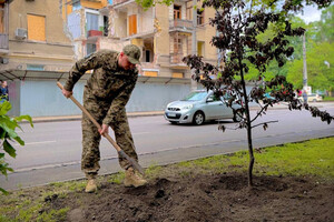 В честь погибших детей: в Одессе заложили яблоневый "Сад памяти"