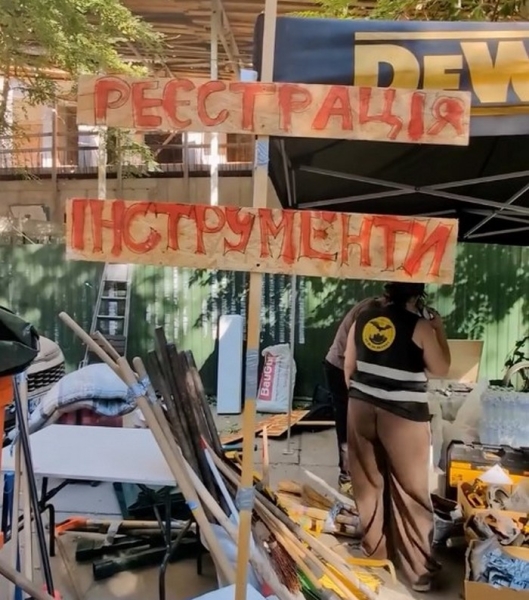 «Після влучання „Шахеда“ з-під завалів ми витягли десь 15 собак і котів»: волонтери спільноти «Київські кажани» допомагають постраждалим людям