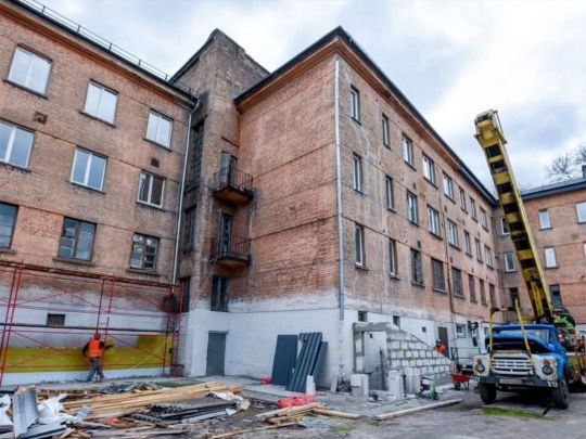 За 95 років жодного разу не ремонтували, — мер Кам’янського Білоусов про капремонт гуртожитку для ВПО